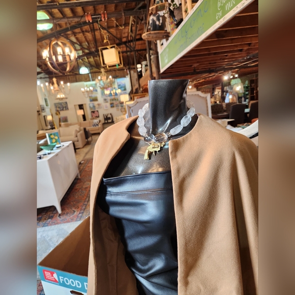 🤎Classic Camel Colored Cape with Pockets😍 Limited quantities available🤎 - Picture 17 of 17
